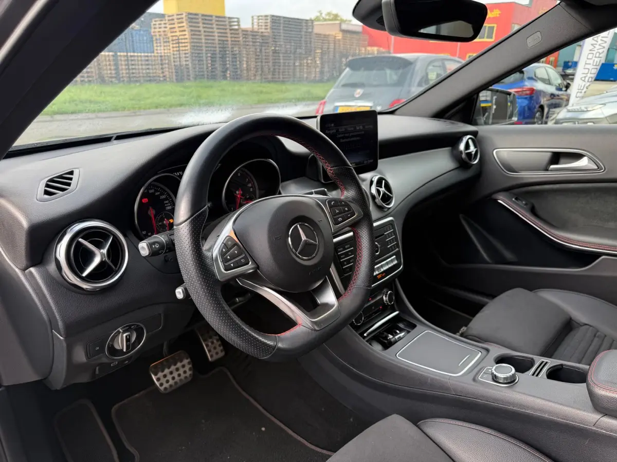 250 Premium Plus AUTOMAAT | PANODAK | TREKHAAK | LED | DAB | CARPLAY |
