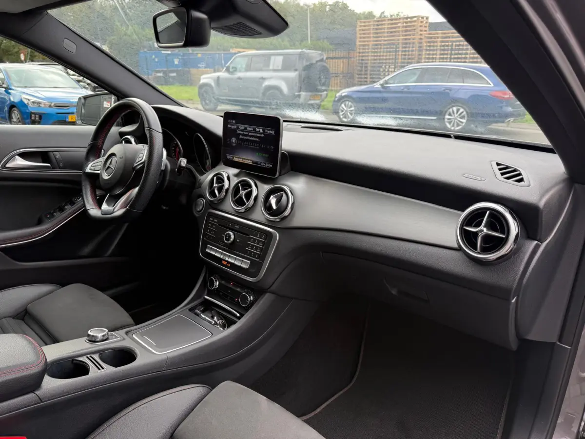 250 Premium Plus AUTOMAAT | PANODAK | TREKHAAK | LED | DAB | CARPLAY |