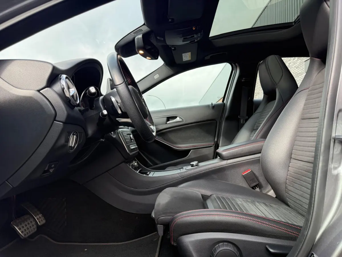 250 Premium Plus AUTOMAAT | PANODAK | TREKHAAK | LED | DAB | CARPLAY |