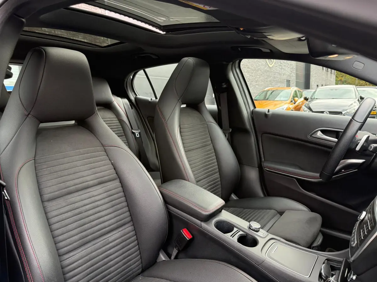 250 Premium Plus AUTOMAAT | PANODAK | TREKHAAK | LED | DAB | CARPLAY |