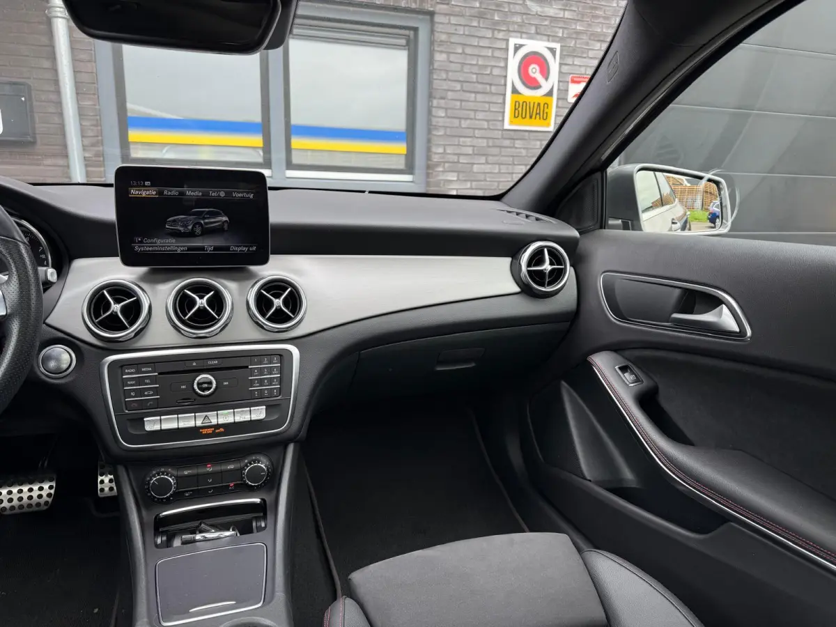 250 Premium Plus AUTOMAAT | PANODAK | TREKHAAK | LED | DAB | CARPLAY |