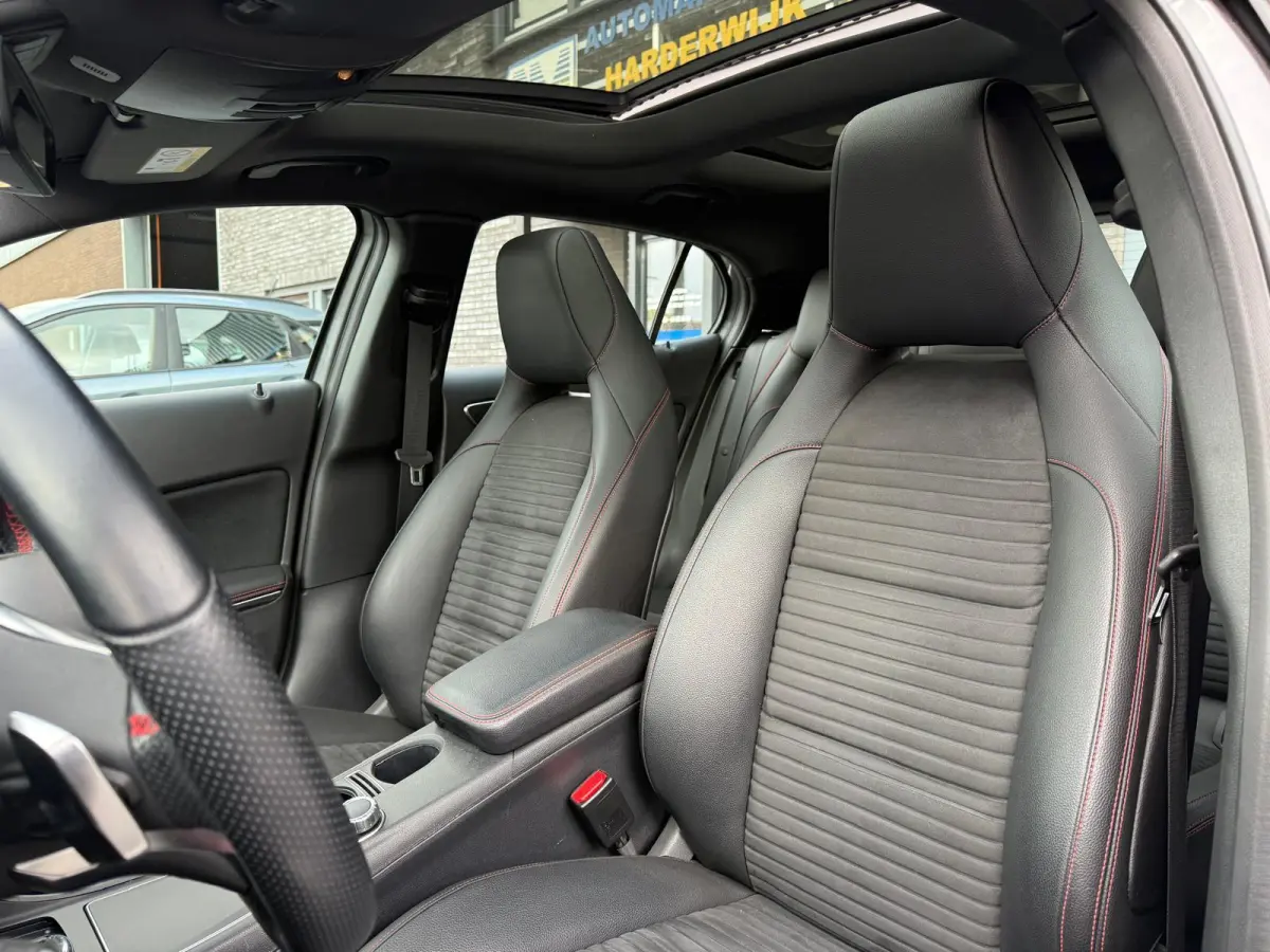 250 Premium Plus AUTOMAAT | PANODAK | TREKHAAK | LED | DAB | CARPLAY |