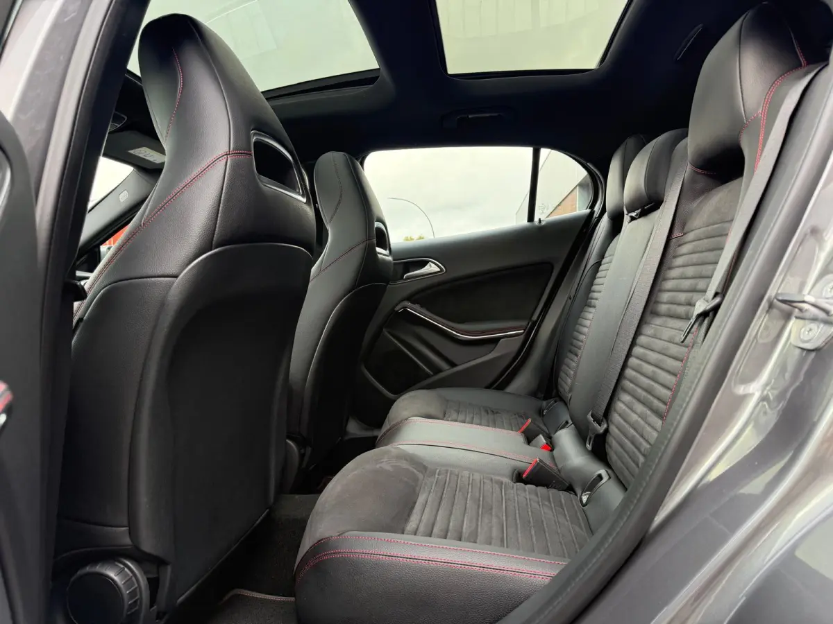 250 Premium Plus AUTOMAAT | PANODAK | TREKHAAK | LED | DAB | CARPLAY |