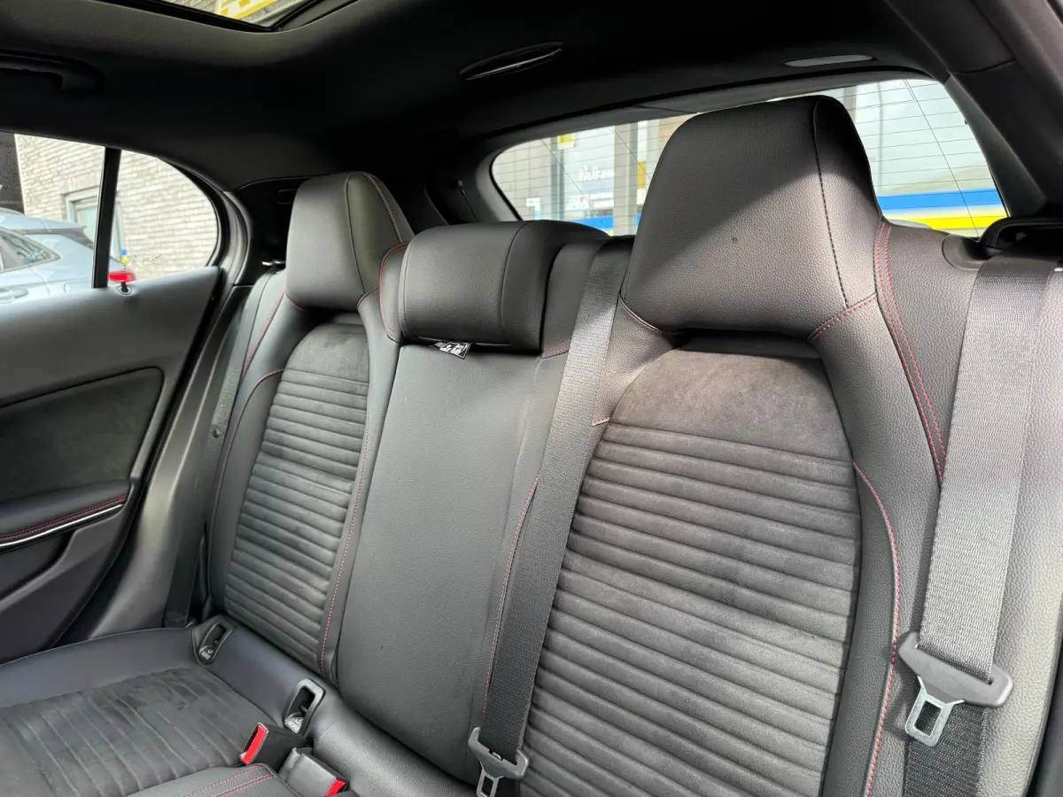 250 Premium Plus AUTOMAAT | PANODAK | TREKHAAK | LED | DAB | CARPLAY |