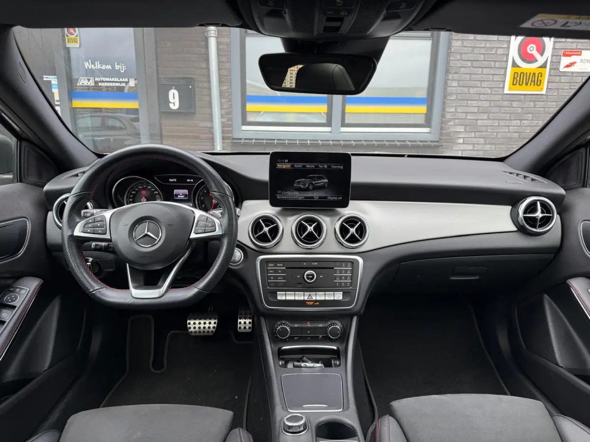 250 Premium Plus AUTOMAAT | PANODAK | TREKHAAK | LED | DAB | CARPLAY |