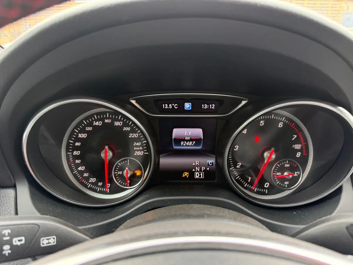 250 Premium Plus AUTOMAAT | PANODAK | TREKHAAK | LED | DAB | CARPLAY |