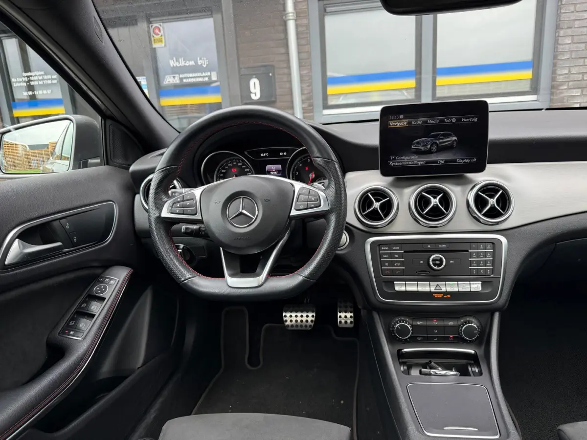 250 Premium Plus AUTOMAAT | PANODAK | TREKHAAK | LED | DAB | CARPLAY |