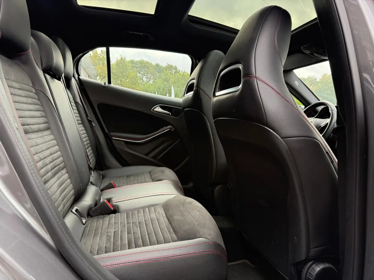 250 Premium Plus AUTOMAAT | PANODAK | TREKHAAK | LED | DAB | CARPLAY |