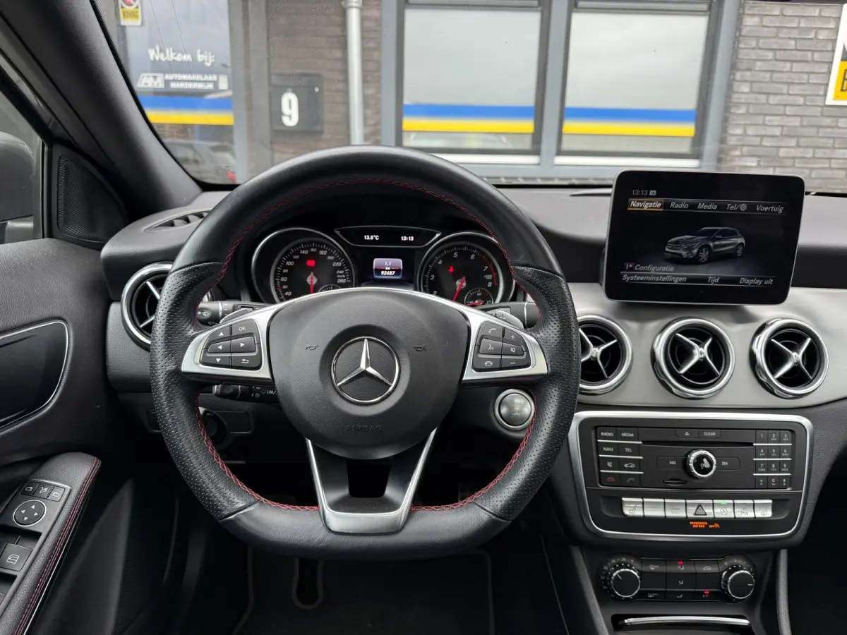 250 Premium Plus AUTOMAAT | PANODAK | TREKHAAK | LED | DAB | CARPLAY |