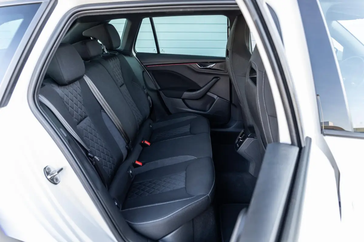 1.0 TSI 110pk Sport Business | Navigatie | Climate Control  | App Connect | Adaptieve Cruise Control