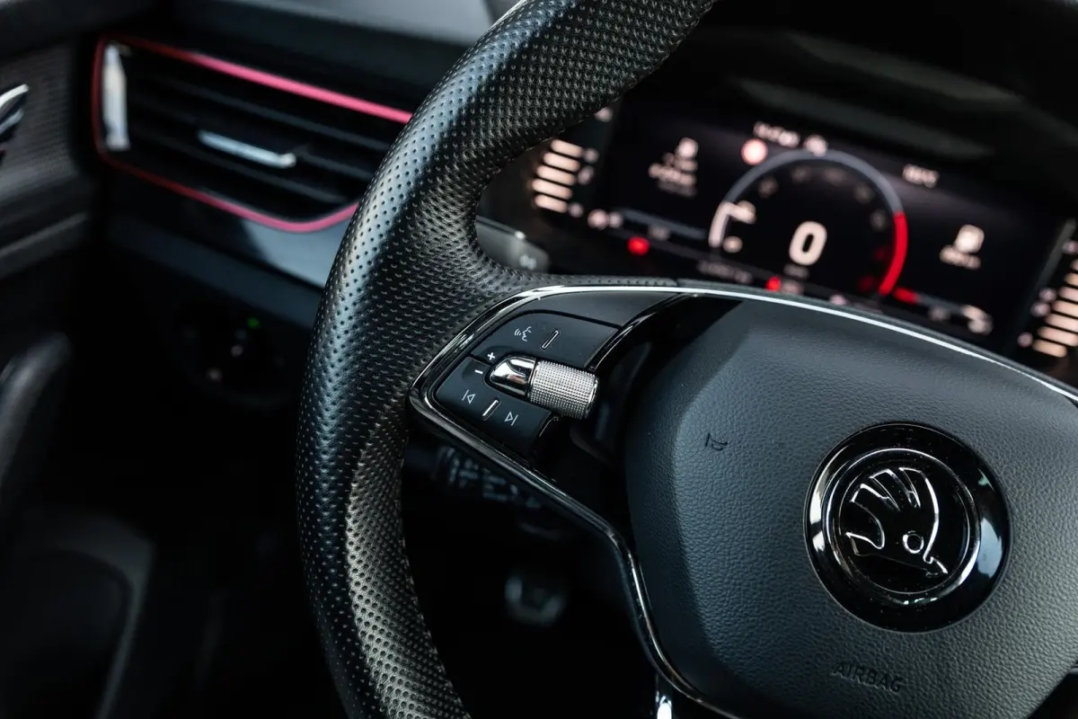 1.0 TSI 110pk Sport Business | Navigatie | Climate Control  | App Connect | Adaptieve Cruise Control