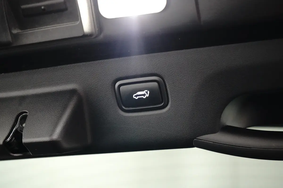 Plus AWD 77.4 kWh | Schuif-/hefdak elektrisch (Glas) | Automaat | Trekhaak 1.600 kg | Stoelverwarming/ventilatie voor | Adaptieve Cruise Control | Android Auto | Apple Carplay |