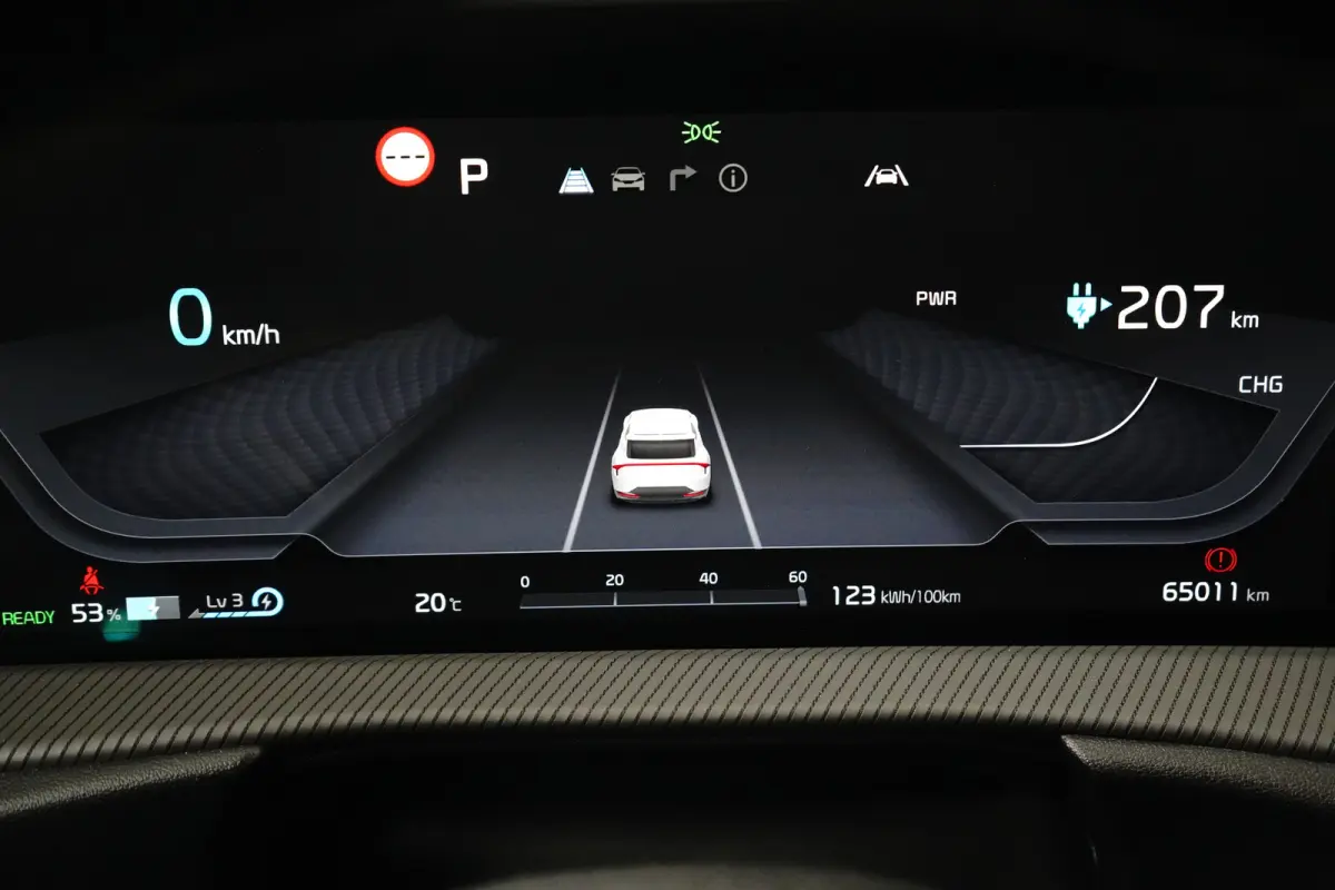 Plus AWD 77.4 kWh | Schuif-/hefdak elektrisch (Glas) | Automaat | Trekhaak 1.600 kg | Stoelverwarming/ventilatie voor | Adaptieve Cruise Control | Android Auto | Apple Carplay |