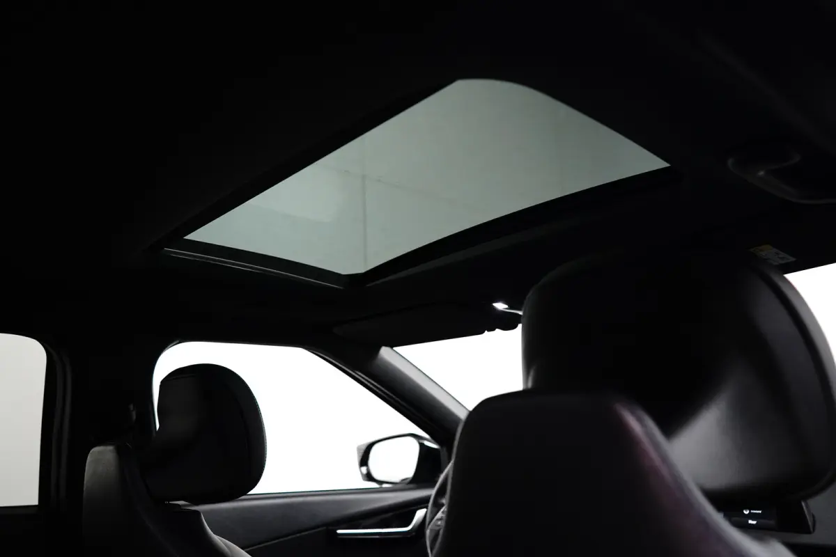 Plus AWD 77.4 kWh | Schuif-/hefdak elektrisch (Glas) | Automaat | Trekhaak 1.600 kg | Stoelverwarming/ventilatie voor | Adaptieve Cruise Control | Android Auto | Apple Carplay |