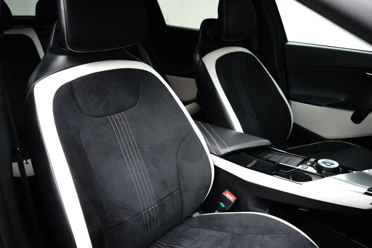 Plus AWD 77.4 kWh | Schuif-/hefdak elektrisch (Glas) | Automaat | Trekhaak 1.600 kg | Stoelverwarming/ventilatie voor | Adaptieve Cruise Control | Android Auto | Apple Carplay |