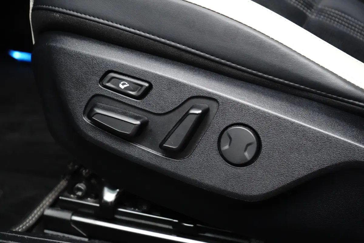 Plus AWD 77.4 kWh | Schuif-/hefdak elektrisch (Glas) | Automaat | Trekhaak 1.600 kg | Stoelverwarming/ventilatie voor | Adaptieve Cruise Control | Android Auto | Apple Carplay |
