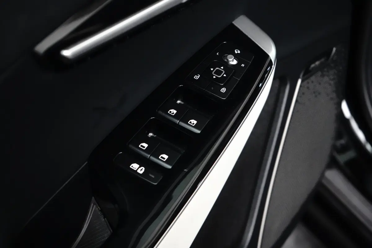 Plus AWD 77.4 kWh | Schuif-/hefdak elektrisch (Glas) | Automaat | Trekhaak 1.600 kg | Stoelverwarming/ventilatie voor | Adaptieve Cruise Control | Android Auto | Apple Carplay |