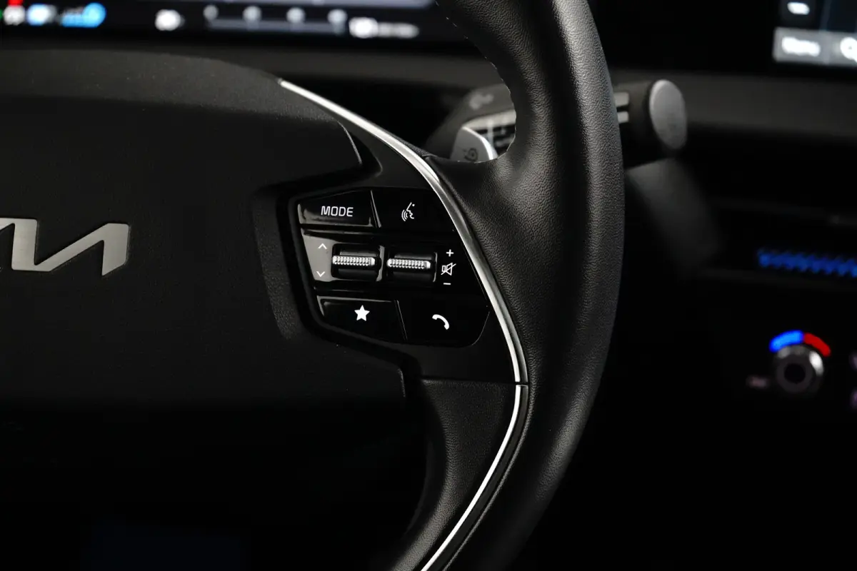 Plus AWD 77.4 kWh | Schuif-/hefdak elektrisch (Glas) | Automaat | Trekhaak 1.600 kg | Stoelverwarming/ventilatie voor | Adaptieve Cruise Control | Android Auto | Apple Carplay |