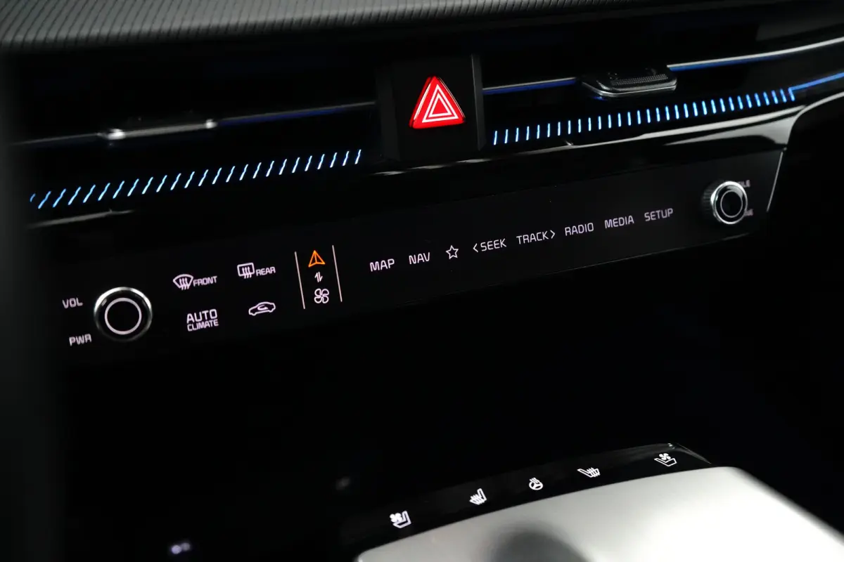 Plus AWD 77.4 kWh | Schuif-/hefdak elektrisch (Glas) | Automaat | Trekhaak 1.600 kg | Stoelverwarming/ventilatie voor | Adaptieve Cruise Control | Android Auto | Apple Carplay |