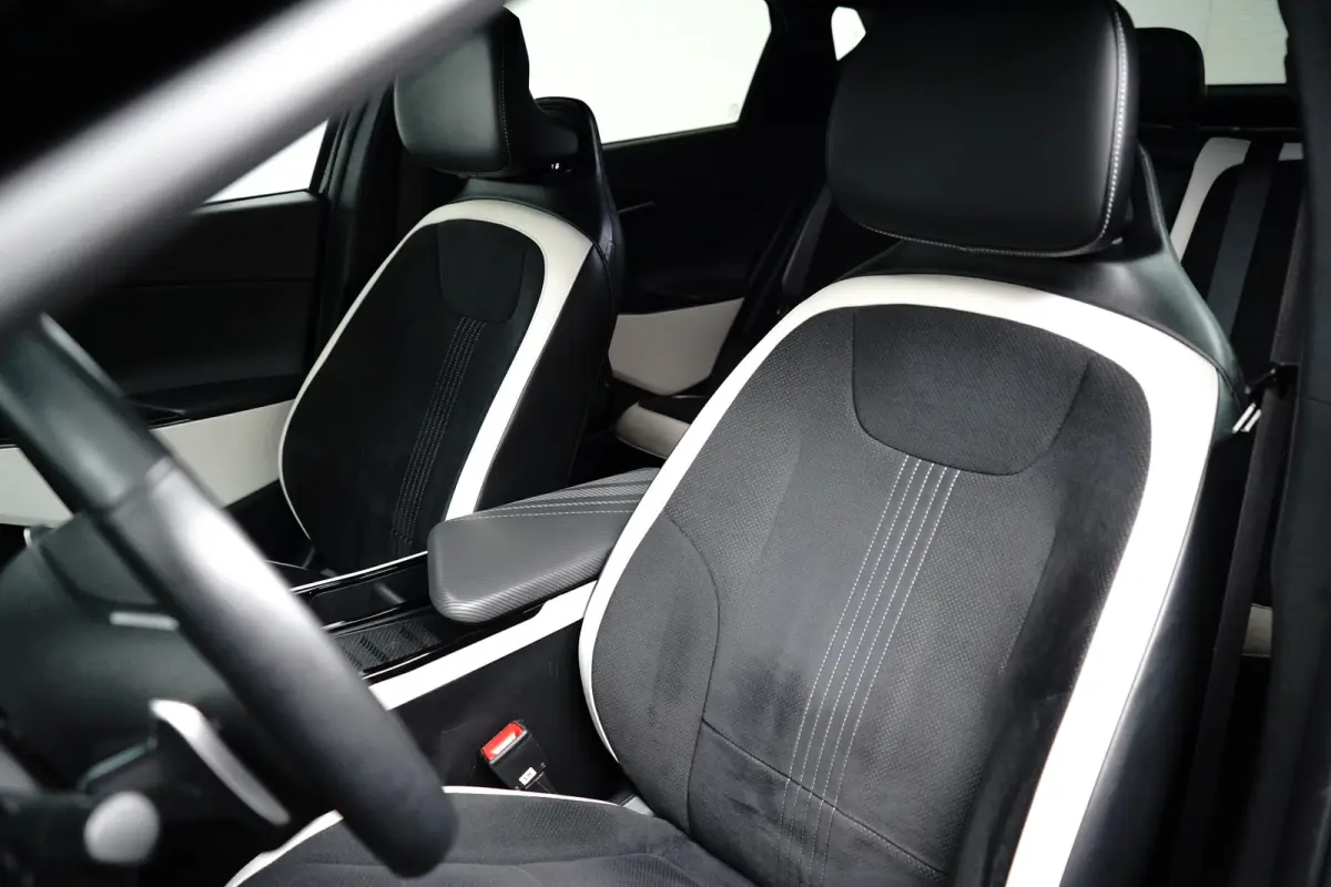 Plus AWD 77.4 kWh | Schuif-/hefdak elektrisch (Glas) | Automaat | Trekhaak 1.600 kg | Stoelverwarming/ventilatie voor | Adaptieve Cruise Control | Android Auto | Apple Carplay |