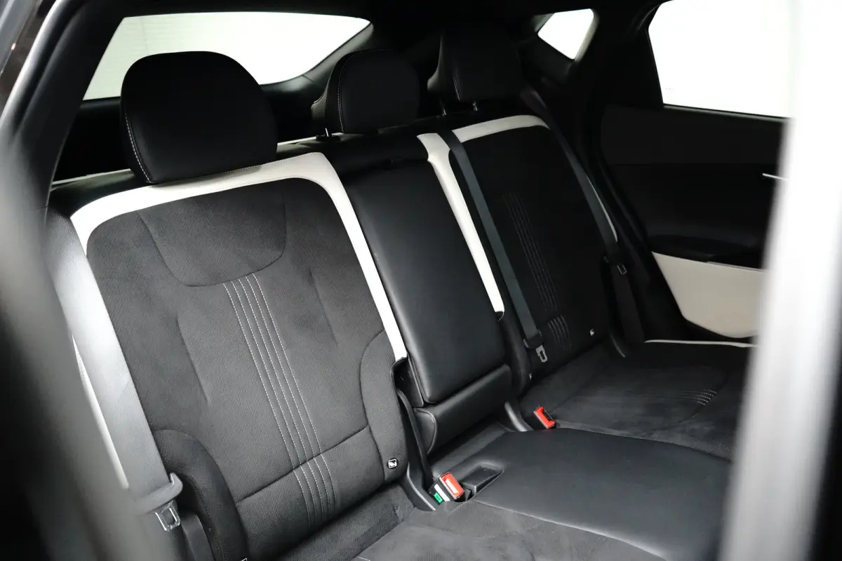 Plus AWD 77.4 kWh | Schuif-/hefdak elektrisch (Glas) | Automaat | Trekhaak 1.600 kg | Stoelverwarming/ventilatie voor | Adaptieve Cruise Control | Android Auto | Apple Carplay |