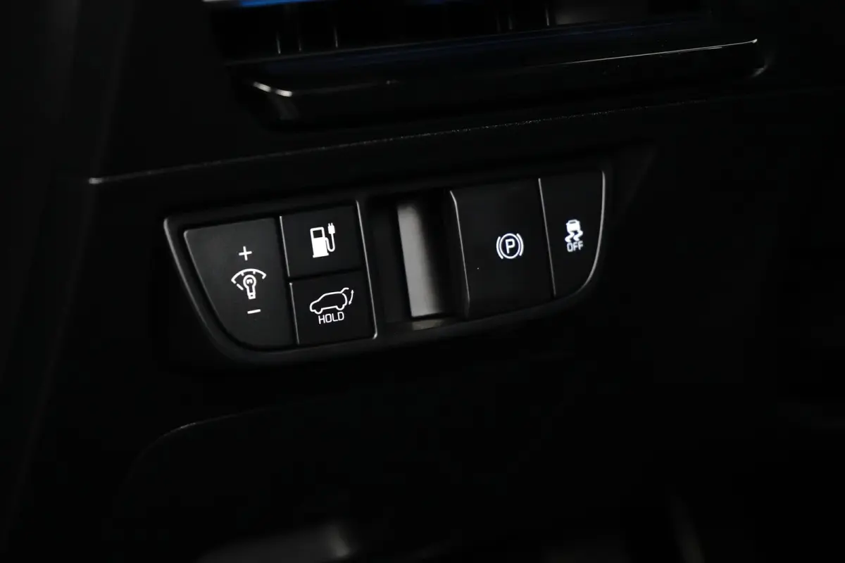 Plus AWD 77.4 kWh | Schuif-/hefdak elektrisch (Glas) | Automaat | Trekhaak 1.600 kg | Stoelverwarming/ventilatie voor | Adaptieve Cruise Control | Android Auto | Apple Carplay |