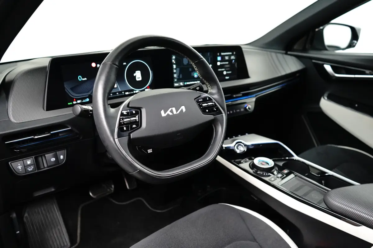 Plus AWD 77.4 kWh | Schuif-/hefdak elektrisch (Glas) | Automaat | Trekhaak 1.600 kg | Stoelverwarming/ventilatie voor | Adaptieve Cruise Control | Android Auto | Apple Carplay |