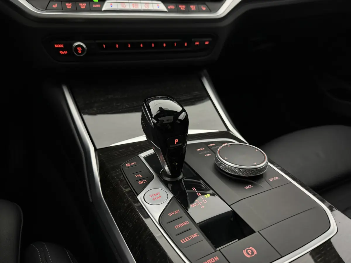320e Business Edition | Pano | Virtual | Camera | Sfeer | BMW-Laser | Carplay | Memory | NAP