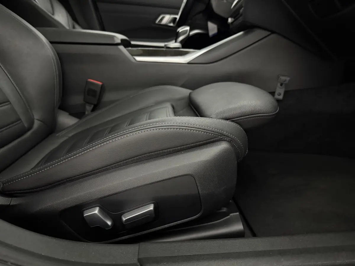 320e Business Edition | Pano | Virtual | Camera | Sfeer | BMW-Laser | Carplay | Memory | NAP