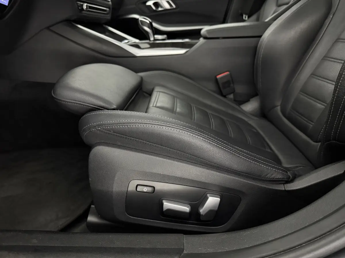 320e Business Edition | Pano | Virtual | Camera | Sfeer | BMW-Laser | Carplay | Memory | NAP