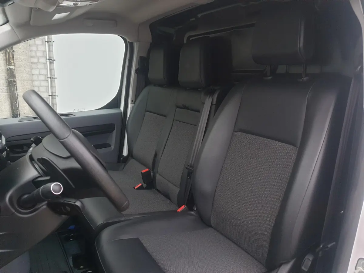 | Apple Carplay/Android Auto | Armsteun voor | Buitenspiegels elektrisch verstelbaar | Apple Carplay/Android Auto | Armsteun voor | Buitenspiegels elektrisch verstelbaar