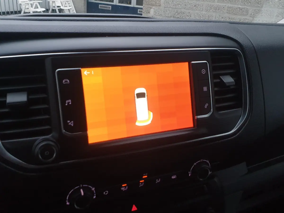 | Apple Carplay/Android Auto | Armsteun voor | Buitenspiegels elektrisch verstelbaar | Apple Carplay/Android Auto | Armsteun voor | Buitenspiegels elektrisch verstelbaar