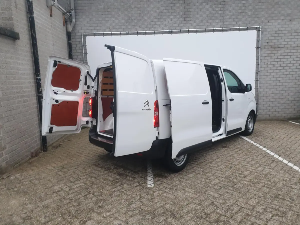| Apple Carplay/Android Auto | Armsteun voor | Buitenspiegels elektrisch verstelbaar | Apple Carplay/Android Auto | Armsteun voor | Buitenspiegels elektrisch verstelbaar