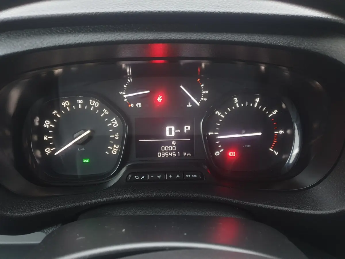 | Apple Carplay/Android Auto | Armsteun voor | Buitenspiegels elektrisch verstelbaar | Apple Carplay/Android Auto | Armsteun voor | Buitenspiegels elektrisch verstelbaar