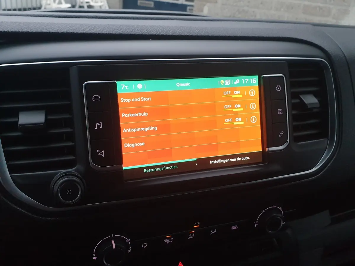 | Apple Carplay/Android Auto | Armsteun voor | Buitenspiegels elektrisch verstelbaar | Apple Carplay/Android Auto | Armsteun voor | Buitenspiegels elektrisch verstelbaar
