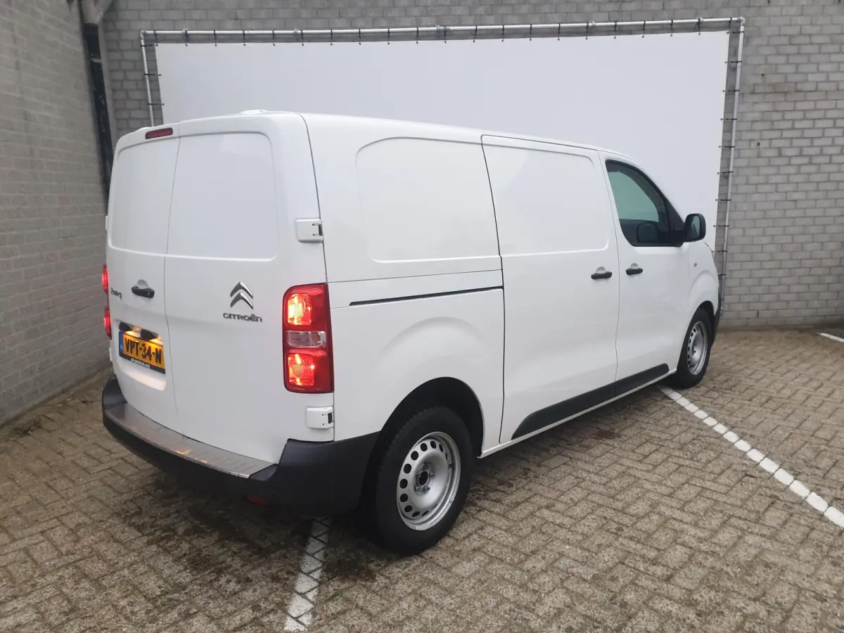| Apple Carplay/Android Auto | Armsteun voor | Buitenspiegels elektrisch verstelbaar | Apple Carplay/Android Auto | Armsteun voor | Buitenspiegels elektrisch verstelbaar