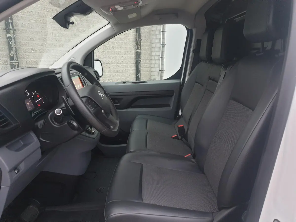 | Apple Carplay/Android Auto | Armsteun voor | Buitenspiegels elektrisch verstelbaar | Apple Carplay/Android Auto | Armsteun voor | Buitenspiegels elektrisch verstelbaar