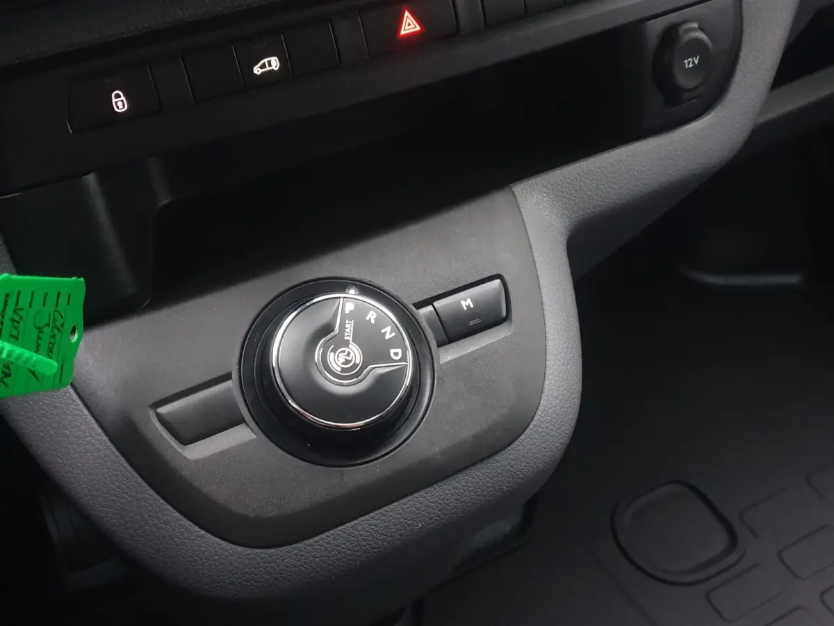 | Apple Carplay/Android Auto | Armsteun voor | Buitenspiegels elektrisch verstelbaar | Apple Carplay/Android Auto | Armsteun voor | Buitenspiegels elektrisch verstelbaar
