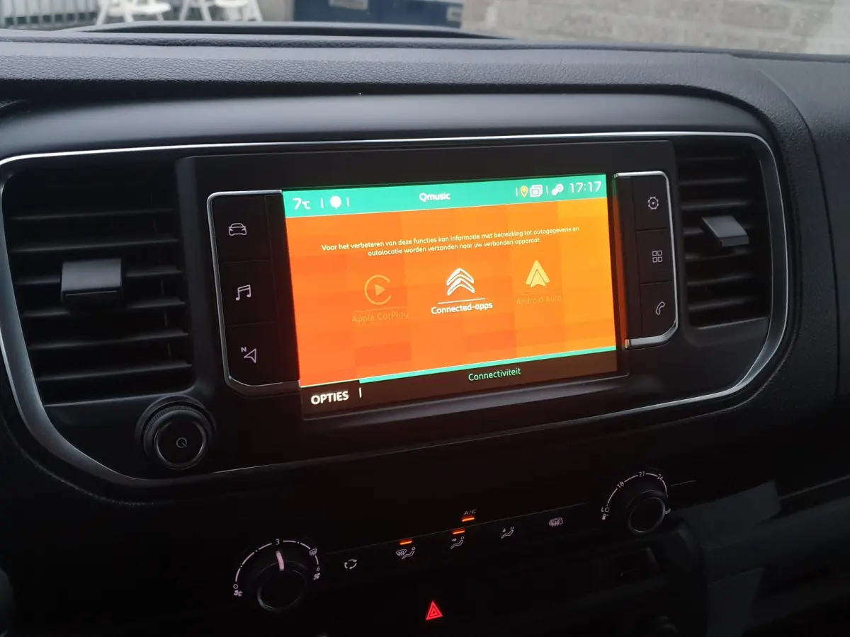 | Apple Carplay/Android Auto | Armsteun voor | Buitenspiegels elektrisch verstelbaar | Apple Carplay/Android Auto | Armsteun voor | Buitenspiegels elektrisch verstelbaar