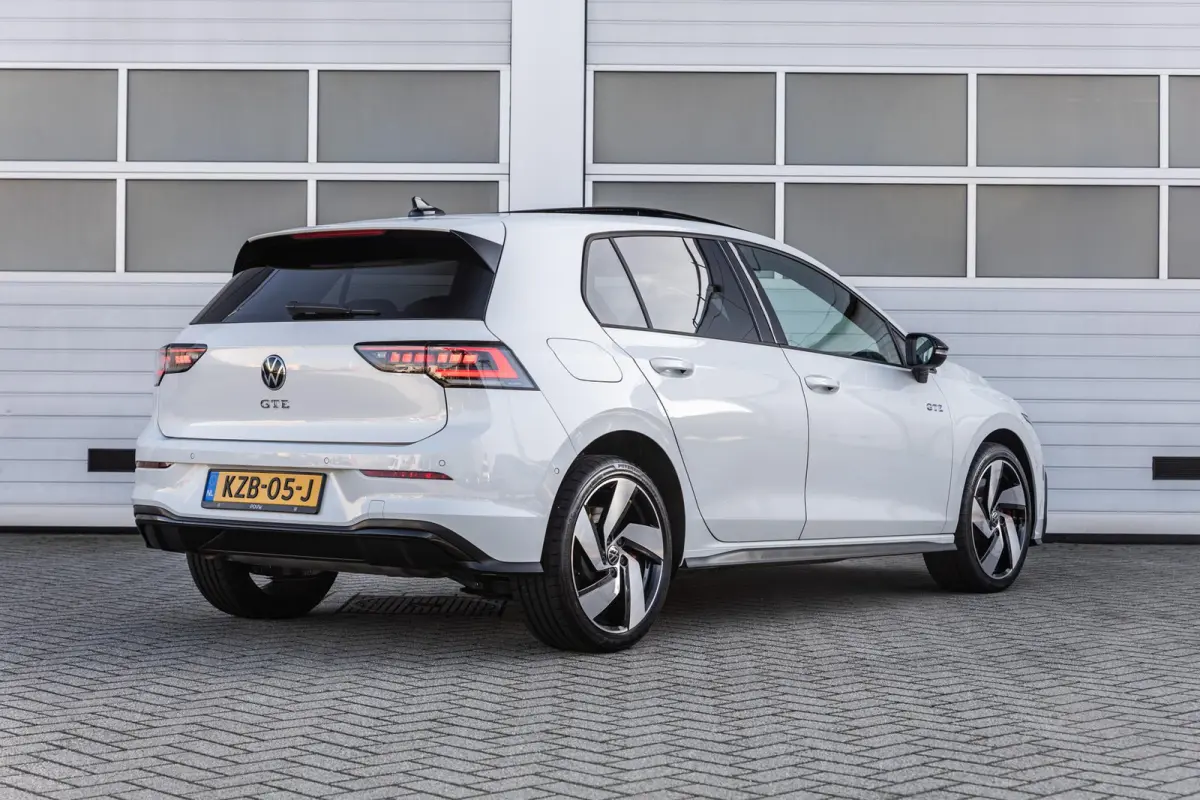 GTE 1.5 eHybrid 272pk | SoH 100% | Trekhaak | Panoramadak | Stoelverwarming/Verkoeling | Head-up Display | Leer | Camera