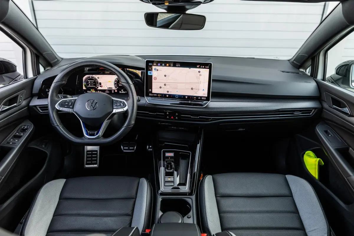 GTE 1.5 eHybrid 272pk | SoH 100% | Trekhaak | Panoramadak | Stoelverwarming/Verkoeling | Head-up Display | Leer | Camera