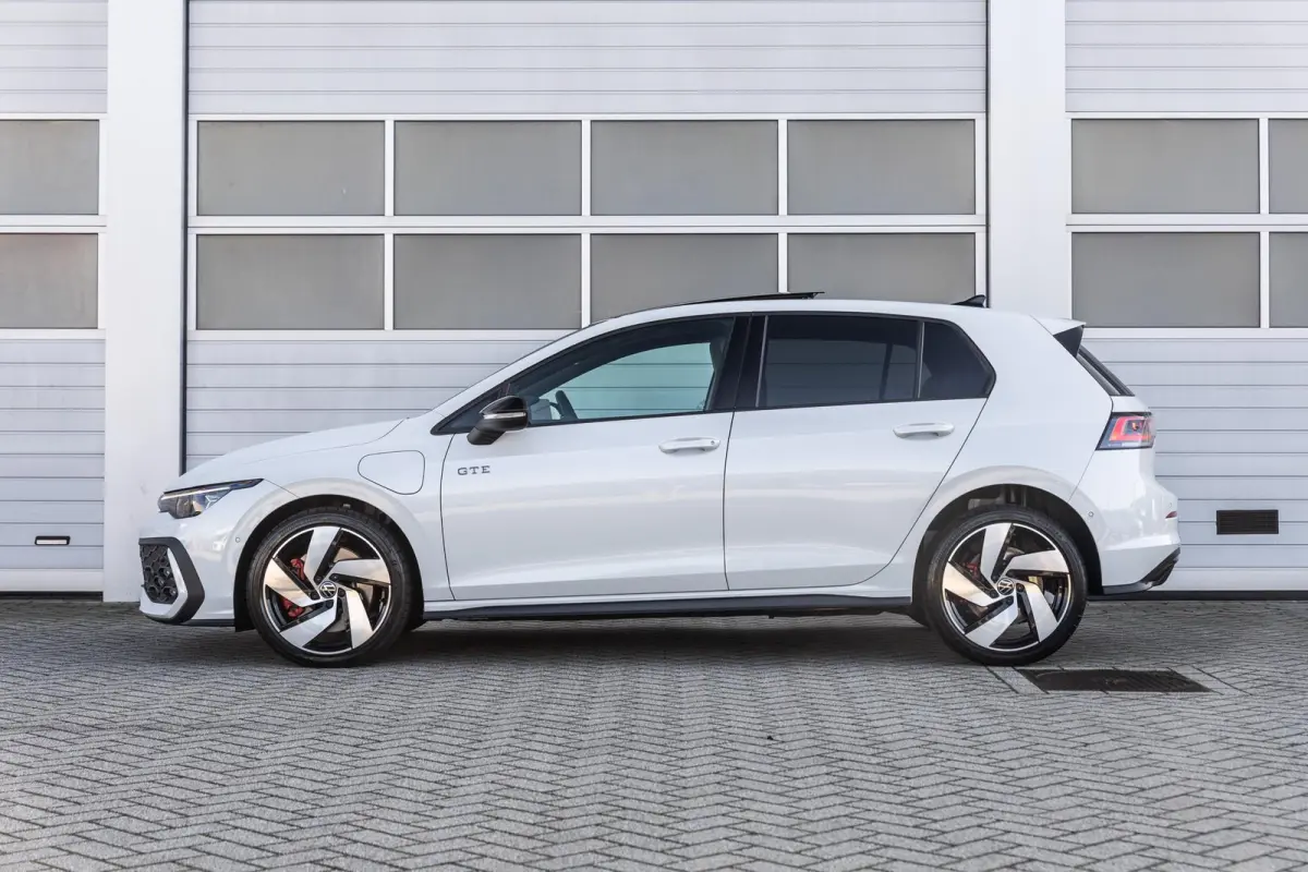 GTE 1.5 eHybrid 272pk | SoH 100% | Trekhaak | Panoramadak | Stoelverwarming/Verkoeling | Head-up Display | Leer | Camera