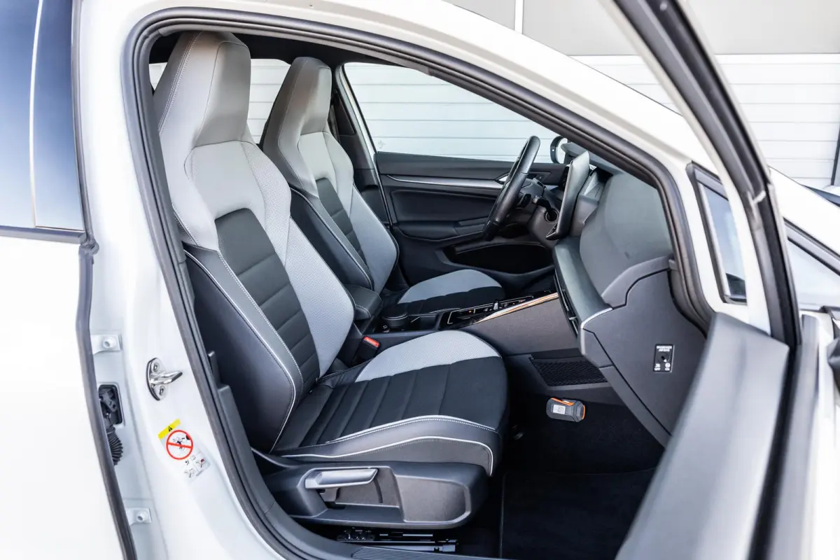 GTE 1.5 eHybrid 272pk | SoH 100% | Trekhaak | Panoramadak | Stoelverwarming/Verkoeling | Head-up Display | Leer | Camera