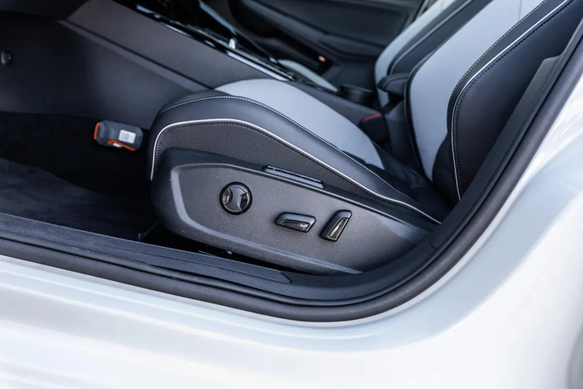 GTE 1.5 eHybrid 272pk | SoH 100% | Trekhaak | Panoramadak | Stoelverwarming/Verkoeling | Head-up Display | Leer | Camera