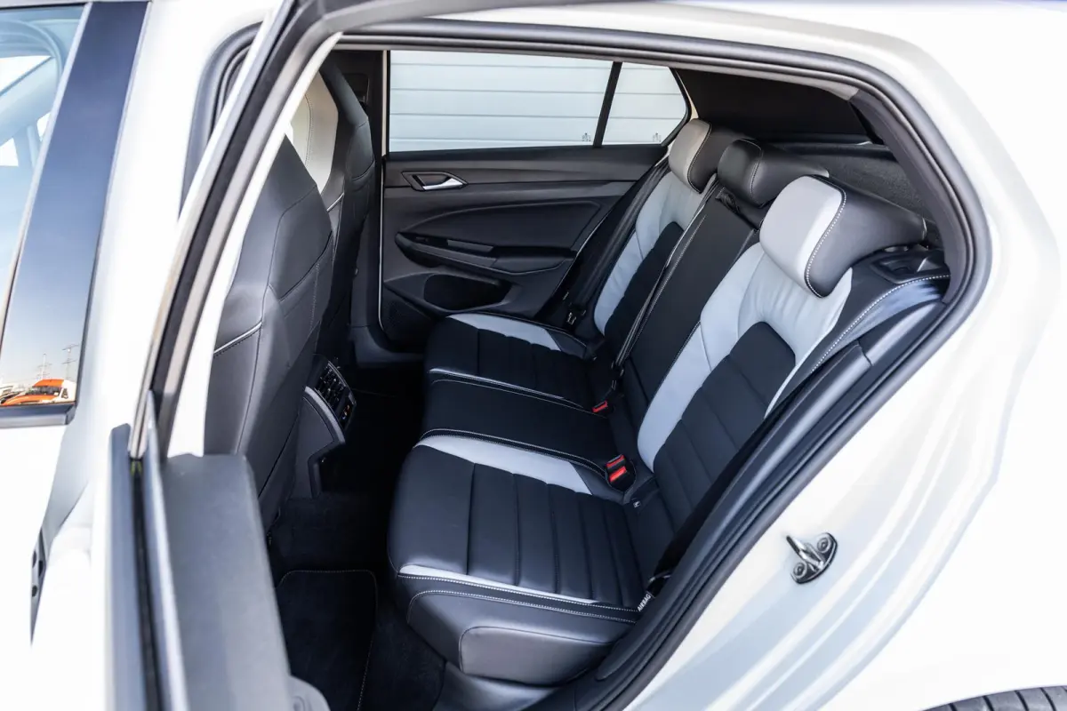 GTE 1.5 eHybrid 272pk | SoH 100% | Trekhaak | Panoramadak | Stoelverwarming/Verkoeling | Head-up Display | Leer | Camera