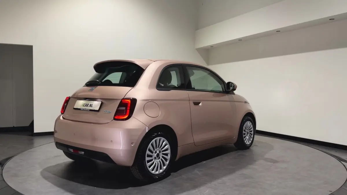 42 kWh | Apple CarPlay - Android Auto | Stoelen verwarmd | Dodehoek detectie Rijklaar