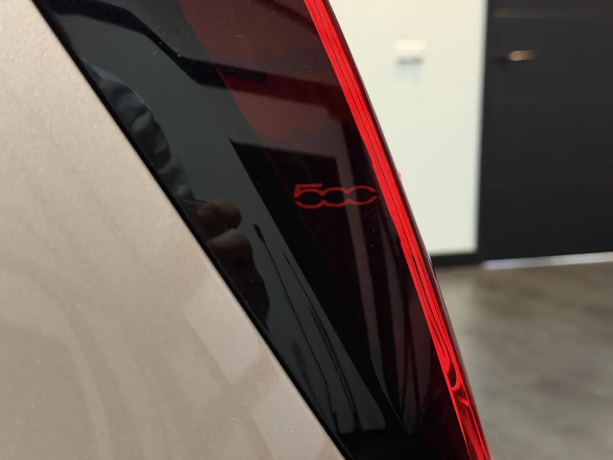 42 kWh | Apple CarPlay - Android Auto | Stoelen verwarmd | Dodehoek detectie Rijklaar