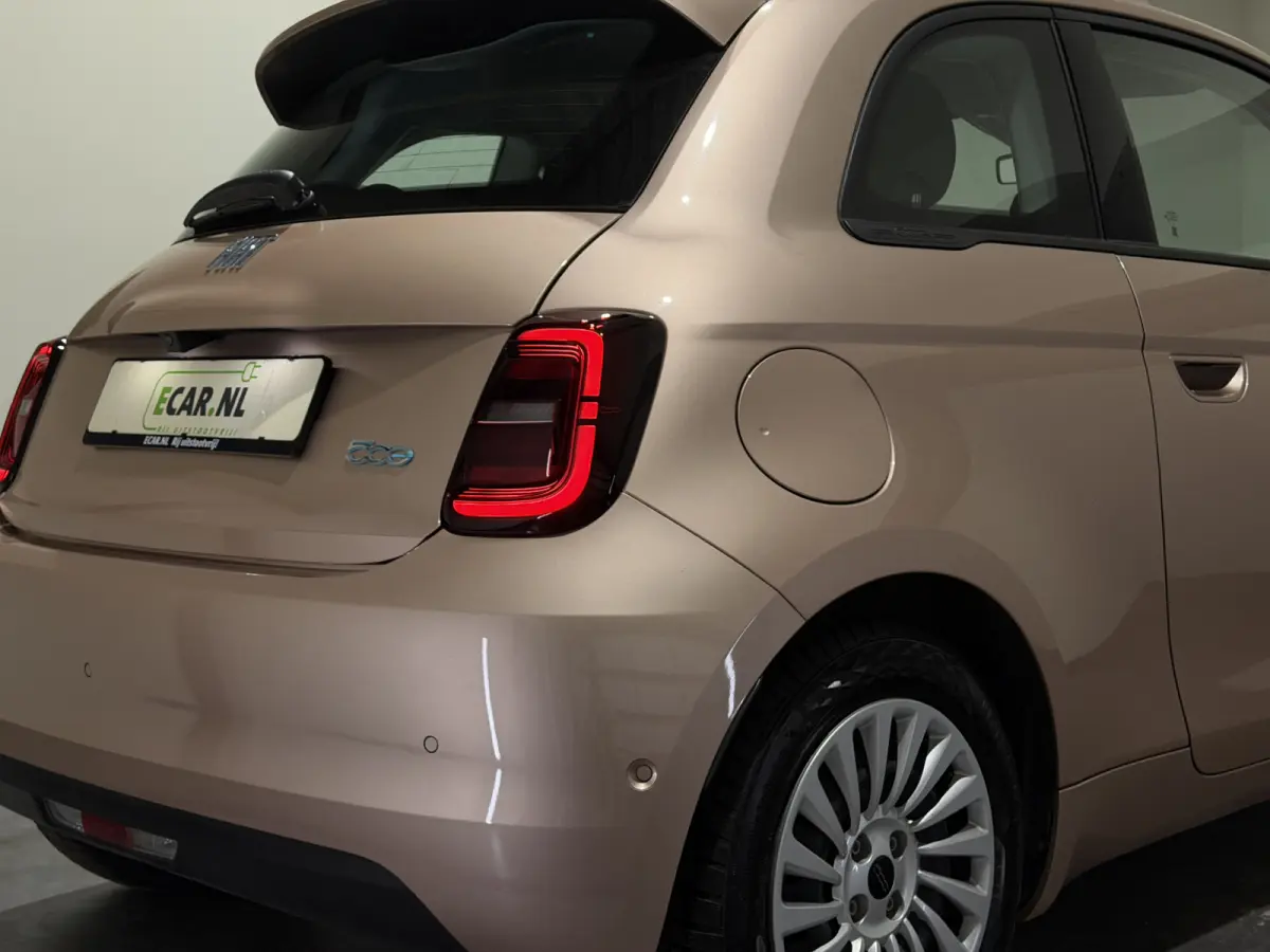 42 kWh | Apple CarPlay - Android Auto | Stoelen verwarmd | Dodehoek detectie Rijklaar
