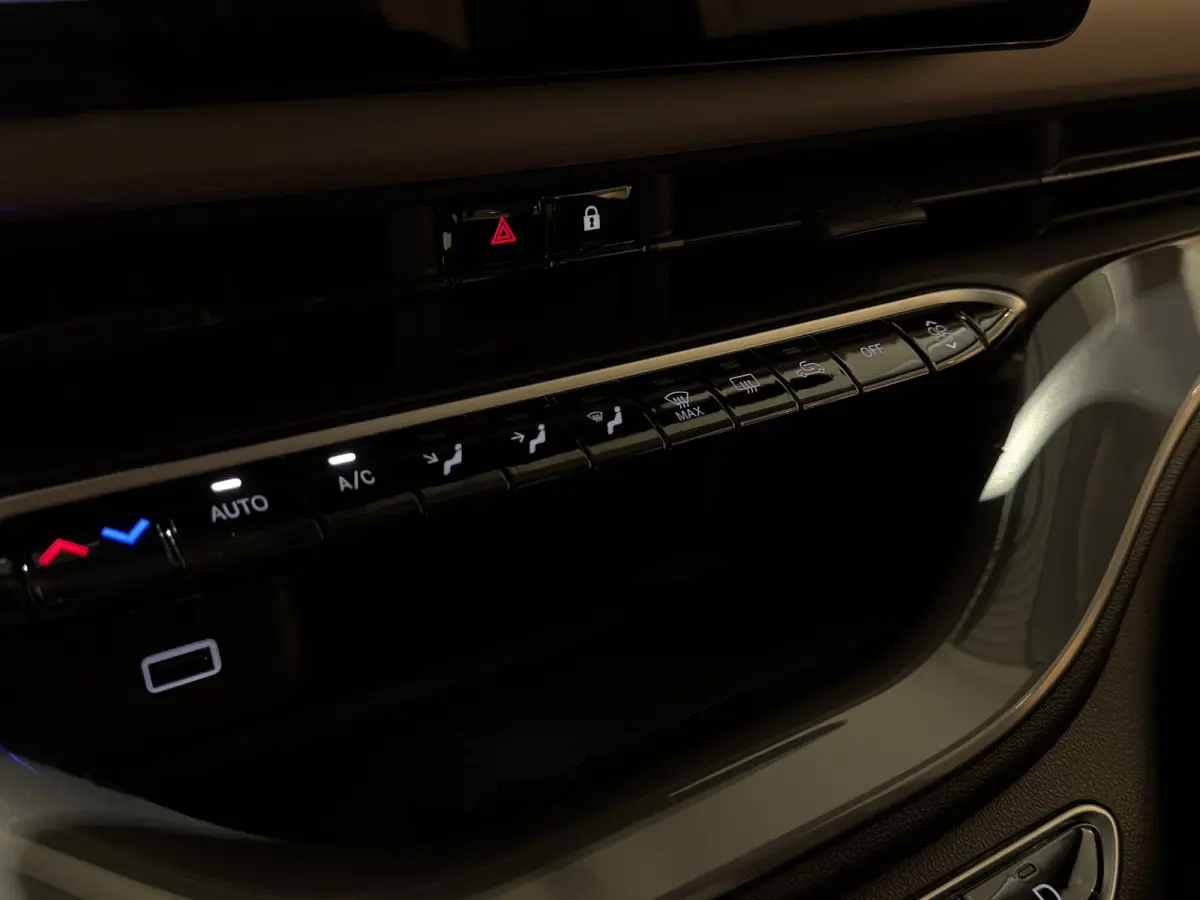 42 kWh | Apple CarPlay - Android Auto | Stoelen verwarmd | Dodehoek detectie Rijklaar