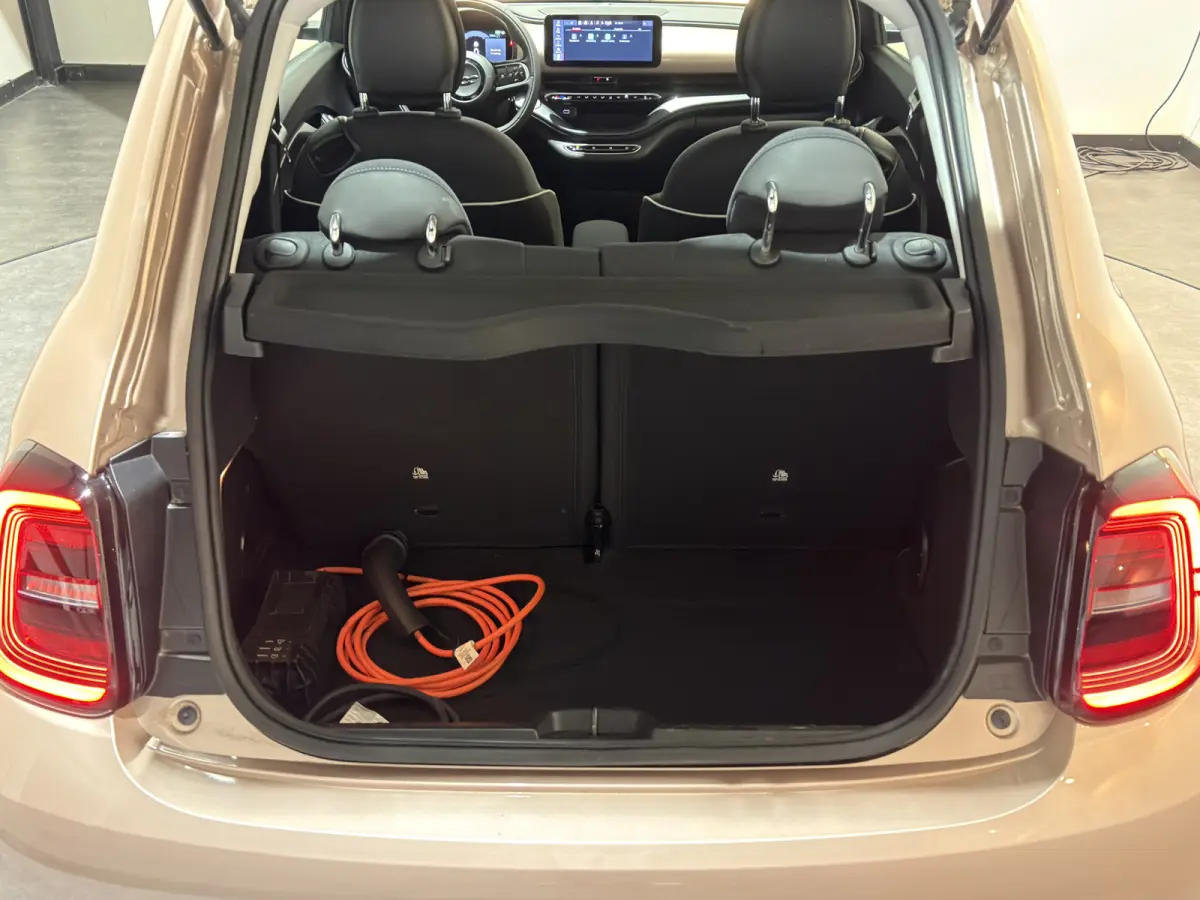 42 kWh | Apple CarPlay - Android Auto | Stoelen verwarmd | Dodehoek detectie Rijklaar